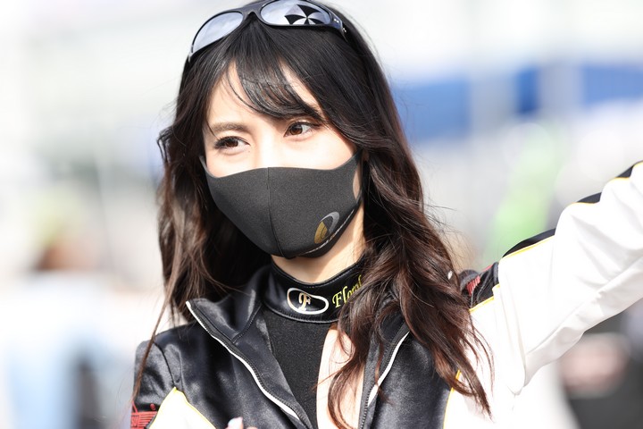 グループ1決勝: レースクイーン