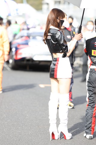 グループ1決勝: レースクイーン