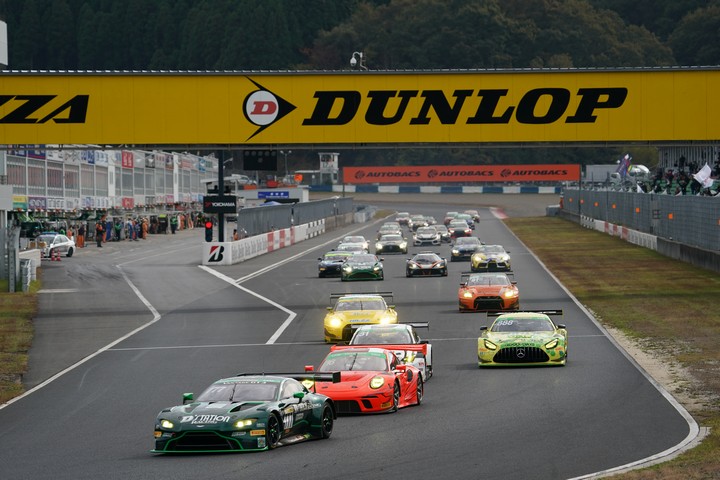 グループ1決勝: 3時間先のゴールを目指してレースがスタートした