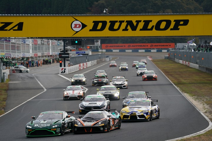 グループ1決勝: 3時間先のゴールを目指してレースがスタートした