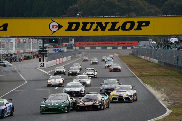 グループ1決勝: 3時間先のゴールを目指してレースがスタートした