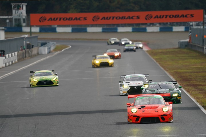 グループ1決勝: 序盤トップに立った上村優太（Porsche Center Okazaki GT3R）
