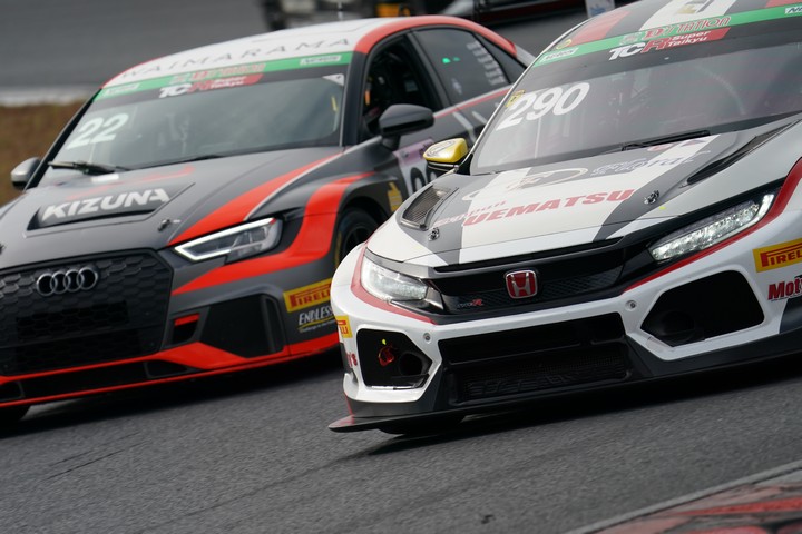 グループ1決勝: WAIMARAMA KIZUNA Audi RS 3 LMS vs F・Link Home CIVIC TCR