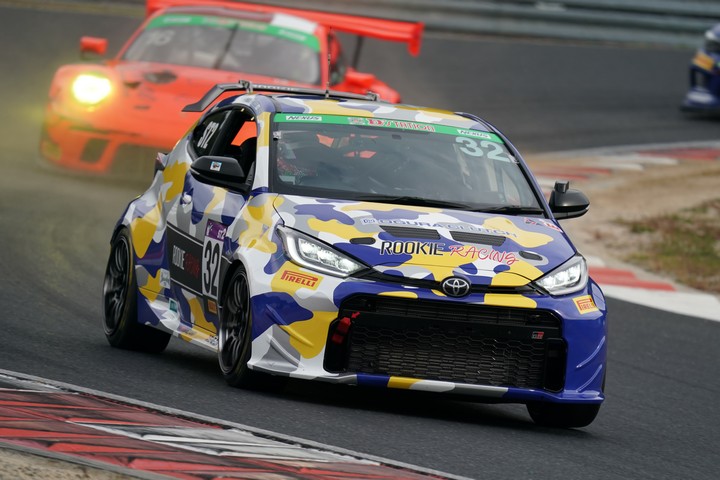 グループ1決勝: 井口卓人／佐々木雅弘／MORIZO組（ROOKIE Racing GR YARIS）