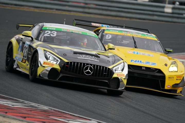 グループ1決勝: TKRI松永建設AMG GT4とMP Racing GT-R