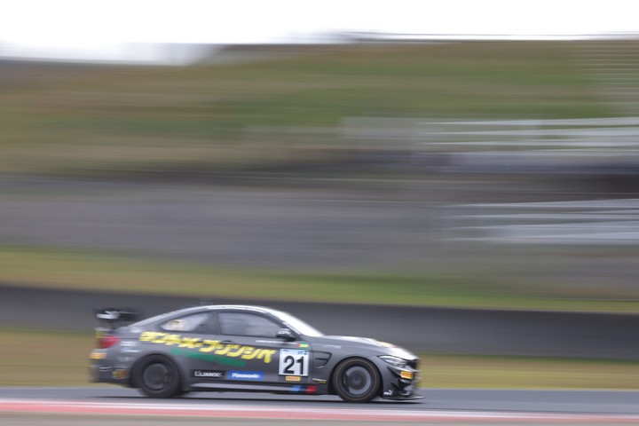 グループ1決勝: 東風谷高史／眞田拓海／高橋裕史組（STP with Studie BMW M4GT4）