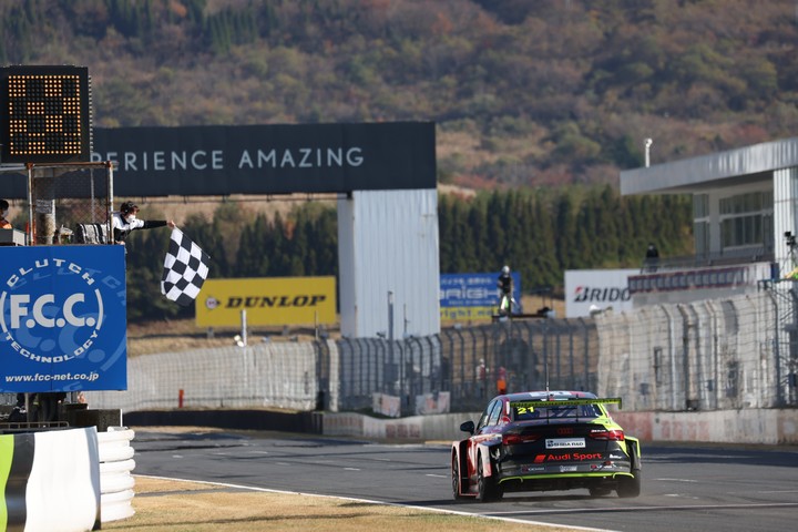 トップでゴールする篠原拓朗（Audi Team Hitotsuyama）