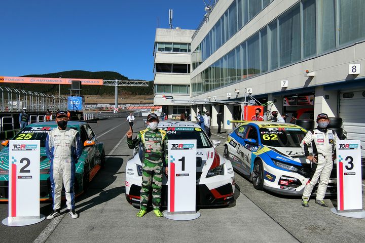 パルクフェルメ整列した総合上位3名のドライバーたち