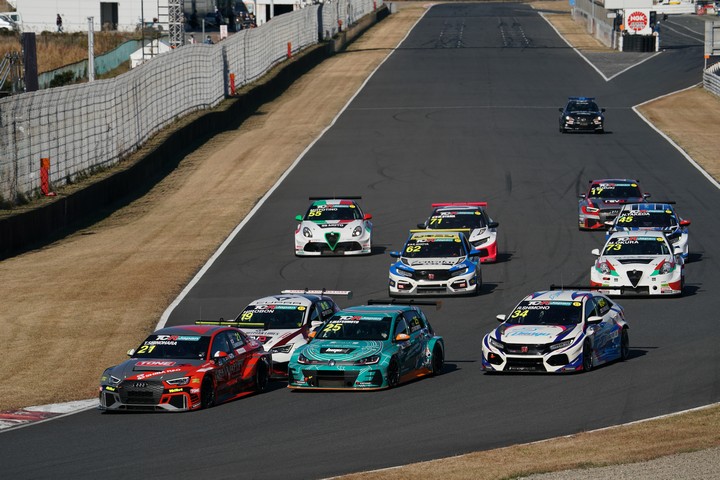 レースがスタートした