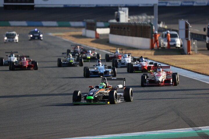 日本一決定戦決勝: 15周のスタートが切られた