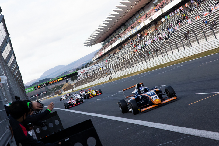 トップでゴールする平木玲次（HELM MOTORSPORTS F110）