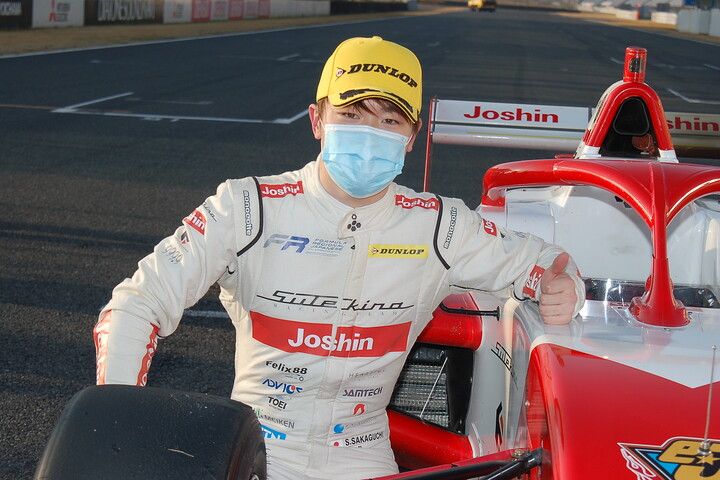 優勝した阪口晴南（SUTEKINA RACING TEAM）