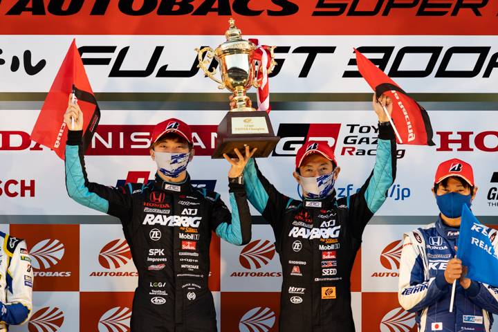 GT500クラスシリーズチャンピオンの山本尚貴／牧野任祐組（TEAM KUNIMITSU）