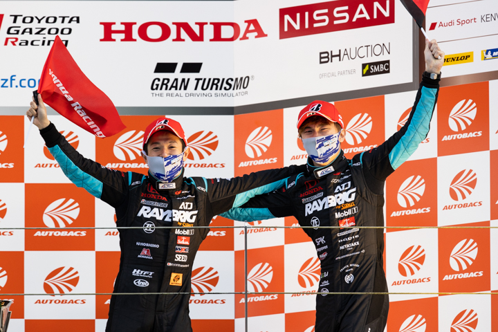 GT500クラスウイナーの山本尚貴／牧野任祐組（TEAM KUNIMITSU）