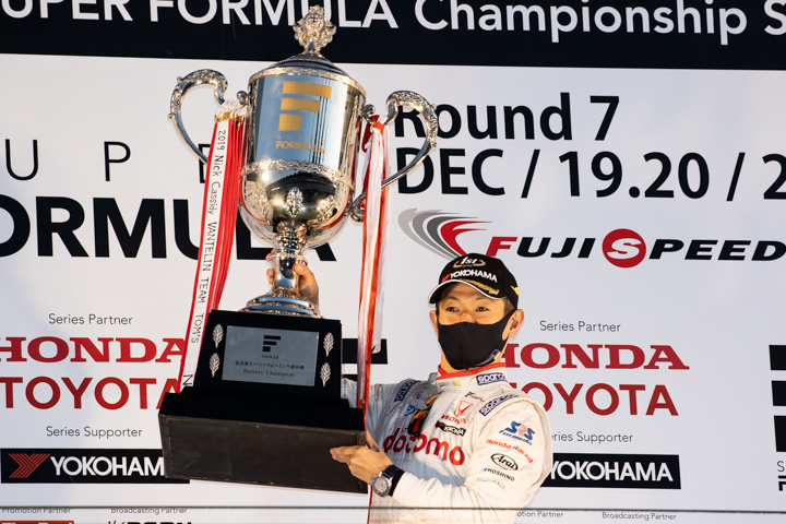 シリーズチャンピオンを獲得した山本尚貴（DOCOMO TEAM DANDELION RACING）