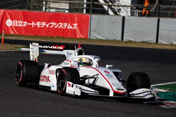 ポールポジションは山本尚貴（DOCOMO DANDELION M5S SF19）