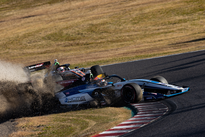 ダートにリアタイヤを落とす国本雄資（KCMG Elyse SF19）