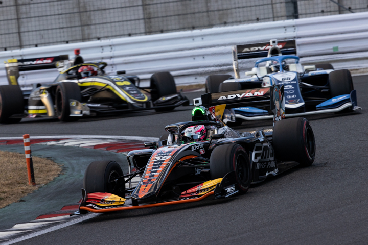 レース終盤の坪井翔、大湯都史樹、松下信治の争い