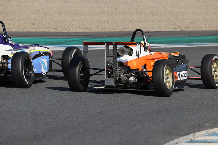 Bグループ第1レグ: 岡本大地（8号車）と元嶋成弥（99号車）のバトル