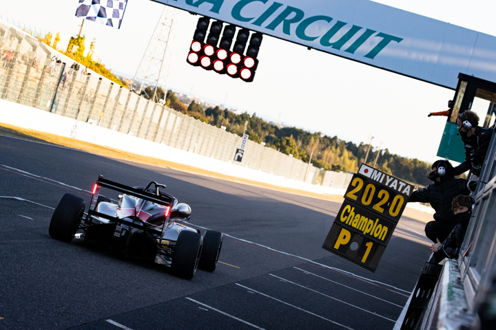 トップでゴールする宮田莉朋（COROLLA CHUKYO Kuo TOM'S 320）