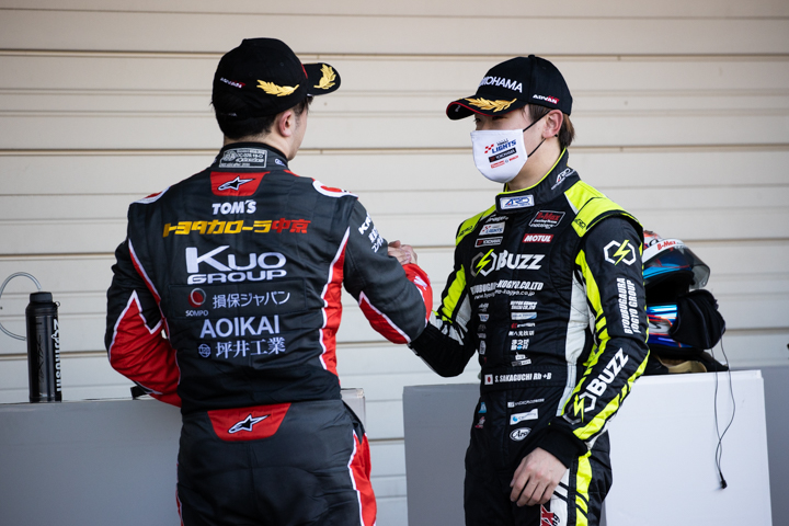 健闘をたたえ合う宮田莉朋と阪口晴南