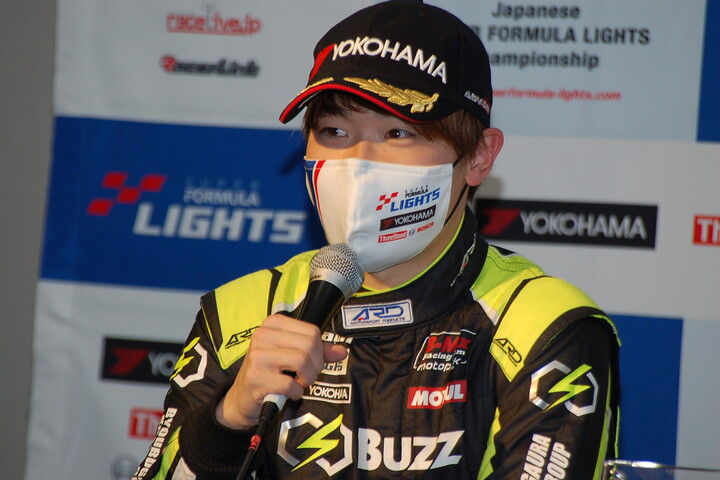 決勝記者会見: 2位の阪口晴南（B-MAX RACING TEAM）