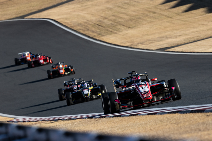 優勝した小高一斗（COROLLA CHUKYO Kuo TOM'S 320）