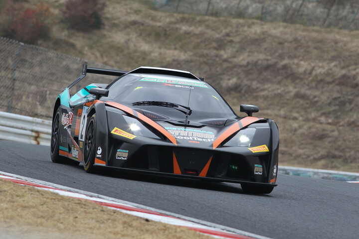 ST-Zクラスポールポジションの飯田太陽／加藤寛規／高橋一穂組（ケーズフロンティアSYNTIUM KTM）