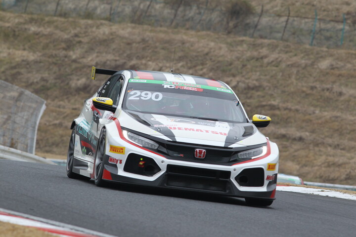 ST-TCRクラスポールポジションの植松忠雄／井出有冶／川端伸太朗組（F・Link Home CIVIC TCR）