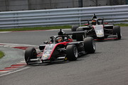 金丸ユウ(SUTEKINA RACING TEAM)と古谷悠河(TOM\'S YOUTH)の3位争い 金丸ユウ(SUTEKINA RACING TEAM)と古谷悠河(TOM\'S YOUTH)の3位争い