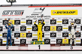 インディペンデントカップの表彰式 インディペンデントカップの表彰式