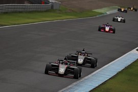 2位争いを演じる古谷悠河（TOM\'S YOUTH）と三浦愛（Super License）　このままの順位でゴールした