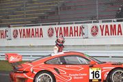 ST-Xクラスで優勝してマシンを降りた上村優太（Porsche Center Okazaki GT3R）