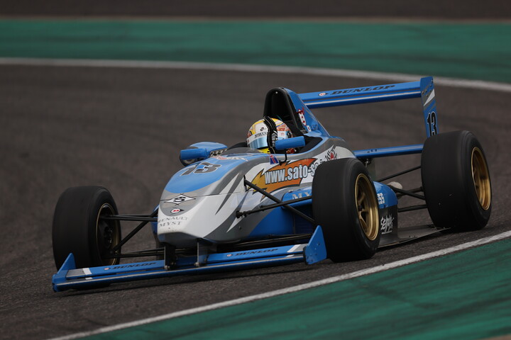 ウィニングラップで手を振る元嶋成弥