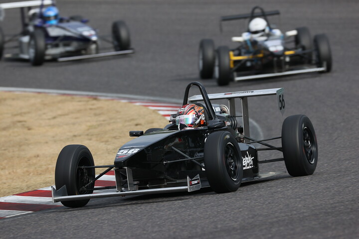 後続を従えて2位を走る佐藤巧望