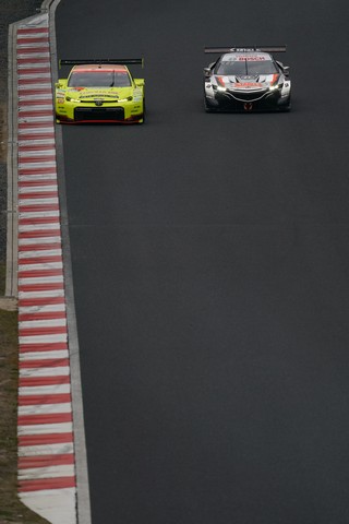 公式テスト岡山: 永井宏明／織戸学組（TOYOTA GR SPORT PRIUS PHV apr GT）と山本尚貴／武藤英紀組（STANLEY NSX-GT）