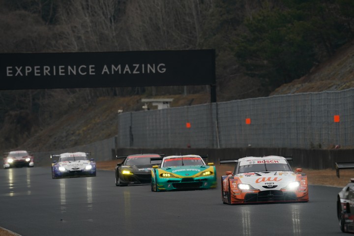 公式テスト岡山: バックストレッチを駆けるGTマシン