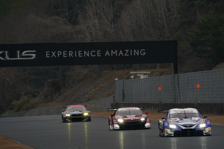 公式テスト岡山: バックストレッチを駆けるGTマシン