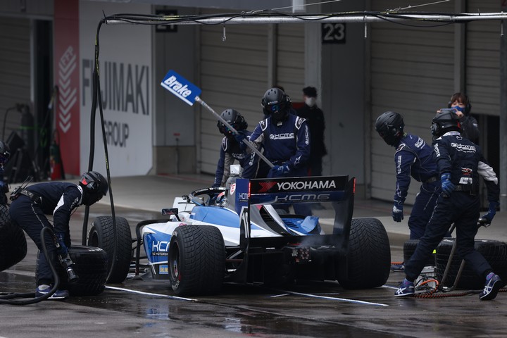 第1回公式合同テスト鈴鹿: KCMGのタイヤ交換