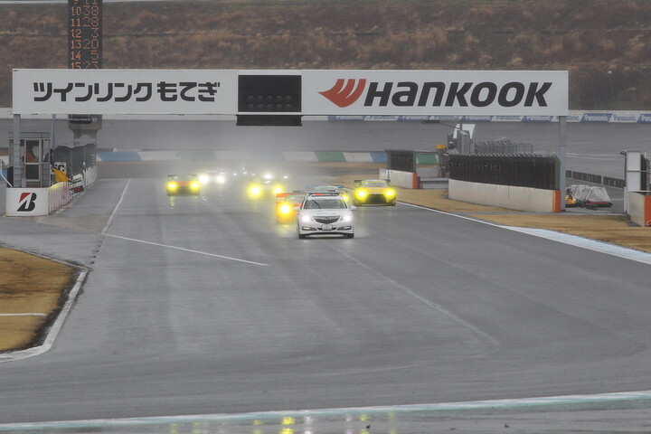 セーフティーカー先導でスタートが切られた