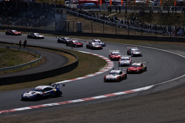GT500クラスのスタートシーン