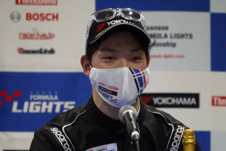 決勝記者会見: 優勝した名取鉄平（B-MAX RACING TEAM）