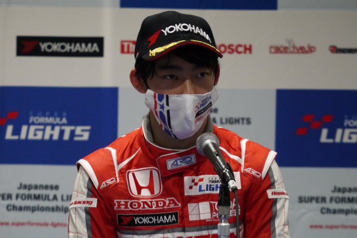 決勝記者会見: 2位の佐藤蓮（TODA RACING）