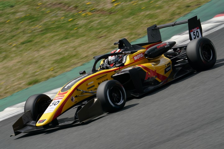 ポールポジションは名取鉄平（Byoubugaura B-MAX Racing 320）