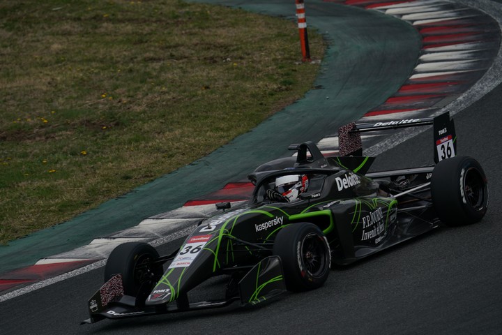 3位を走ってたジュリアーノ・アレジはスピンして6位