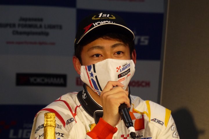 決勝記者会見: 優勝した三宅淳詞（Rn-sports）