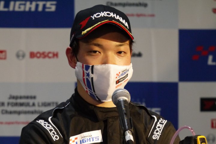 決勝記者会見: 2位の名取鉄平（B-MAX RACING TEAM）