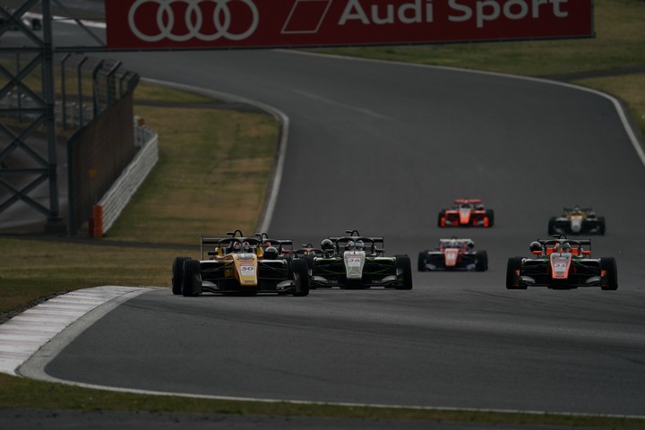 15周の決勝がスタートした