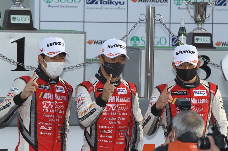 グループ1決勝: ST-Xクラスで優勝した永井宏明／上村優太／中山雄一組（Porsche Center Okazaki）