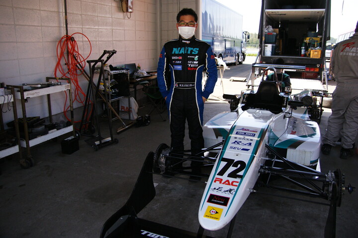 ポールポジションの金井亮忠（チームNATS・正義・001）